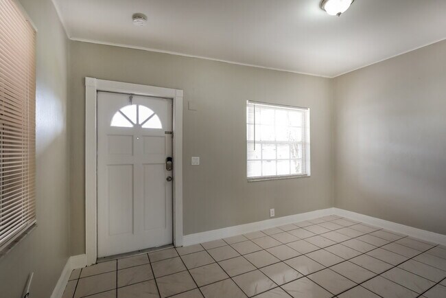 Foto del edificio - 1100 NW 143rd St