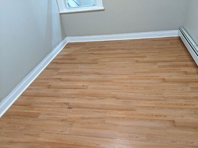 Building Photo - 3 Bedroom Apartment with Wooden Deck Porch