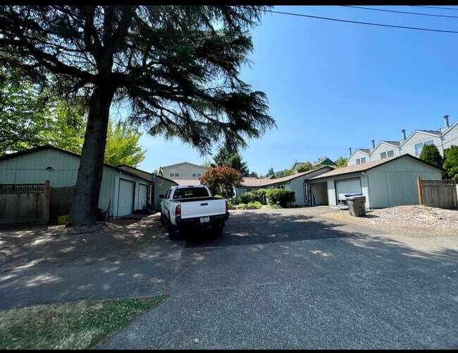 Foto del edificio - Charming Three Bedroom Near S. Waterfront & Macadam Ave~ Updates Throughout~ W/D Included ~ Detac...