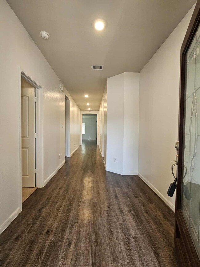 Foto del edificio - 2111 Levant Ln