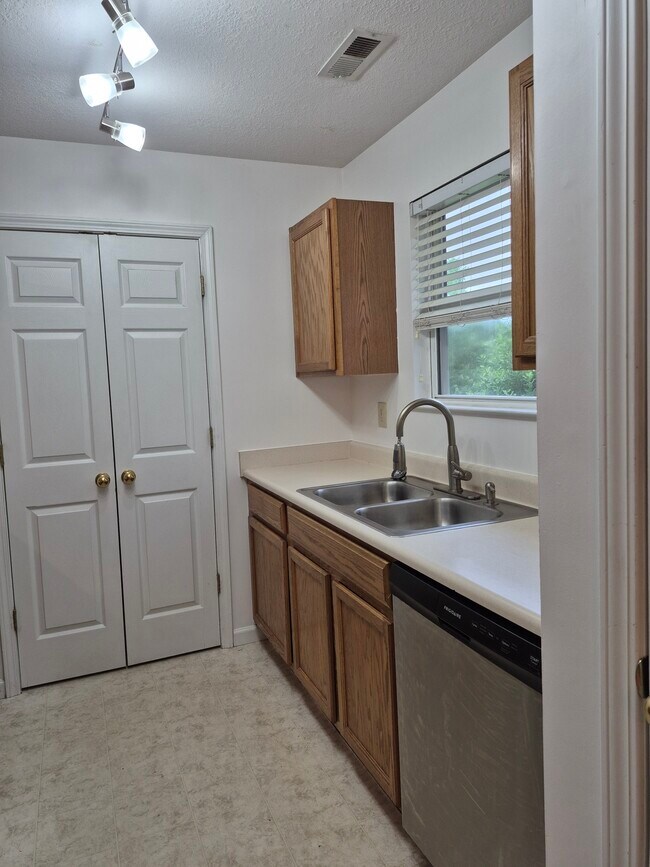 Building Photo - 105 Olde Covington Way