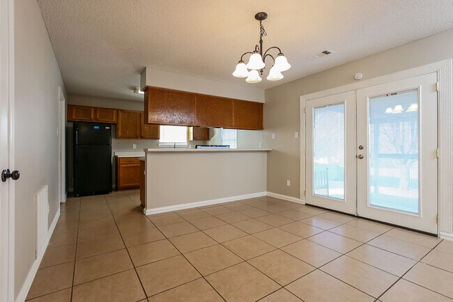 Building Photo - Adorable 3 Bedroom