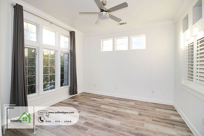 Building Photo - 2724 Western Oak Dr