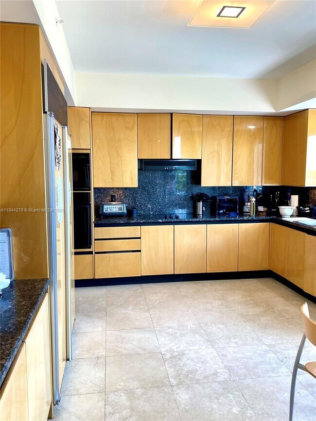 Foto del edificio - 785 Crandon Blvd