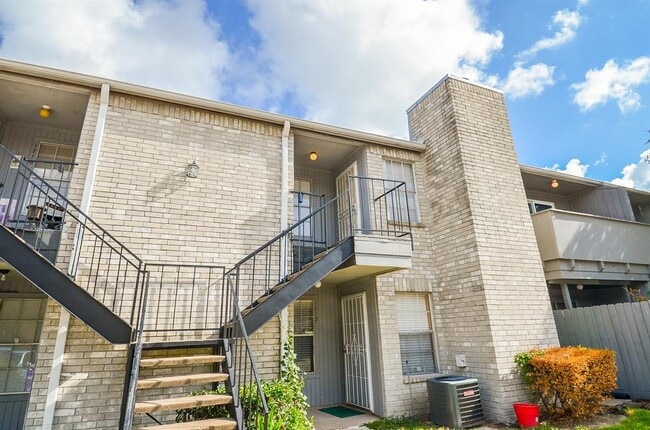 Building Photo - 9700 Leawood Blvd
