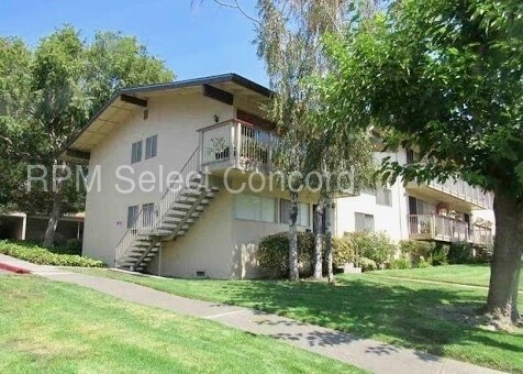 Foto del edificio - 2 Bed 2.5 Bath w/ Updated Kitchen