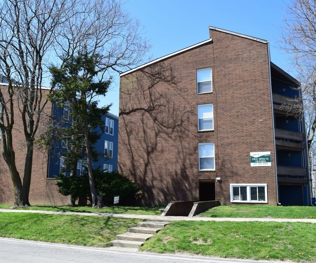 210 E White St Unit 2, Champaign, IL 61820 Room for Rent in Champaign, IL