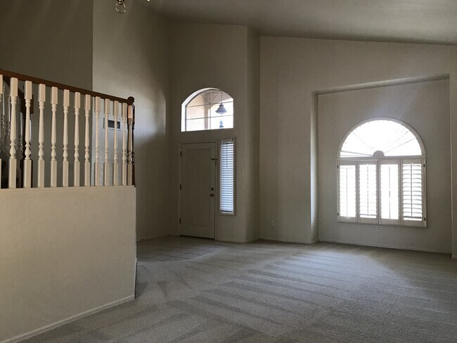 Building Photo - Gilbert Home - 5 Bed + Den & 2.75 Bath with Beautiful Pebble Teck Pool