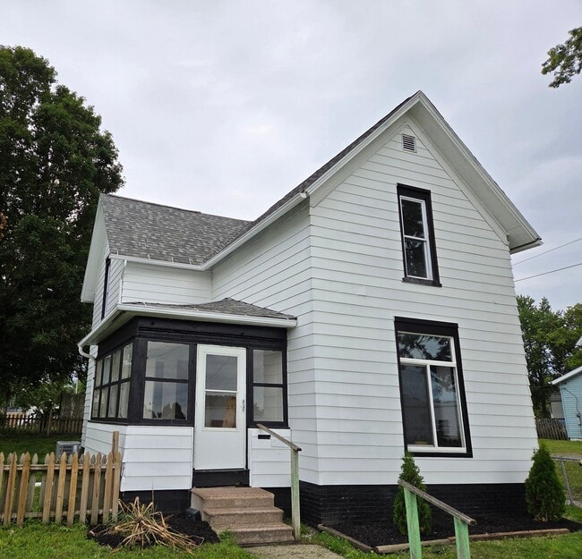 Building Photo - 113 Sargent St