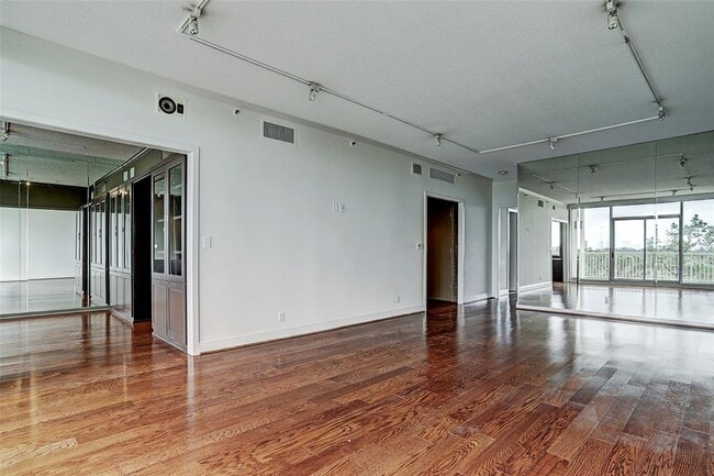 Building Photo - 121 N Post Oak Rd