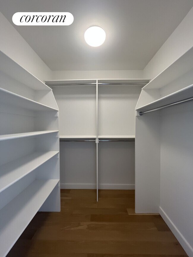 Foto del edificio - 606 W 57th St