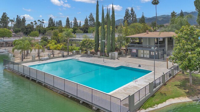 Foto del edificio - 1428 Camelot Dr