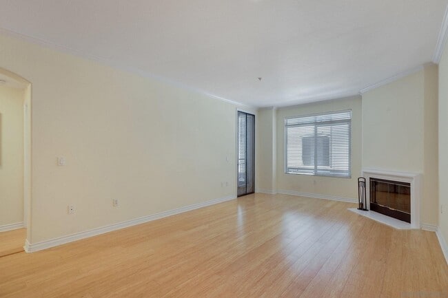 Building Photo - Beautiful 1 bedroom, 1 bath condo in La Jo...