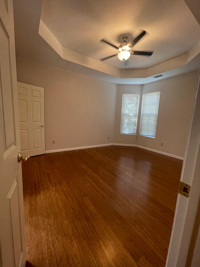 Foto del edificio - 6 Hollycrest Blvd