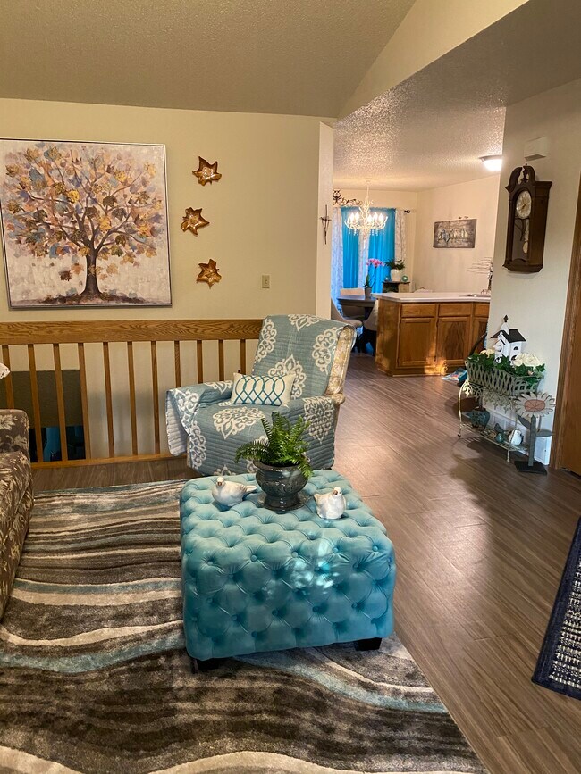 Sala de estar con vista a la cocina - 1138 Grandview Ave