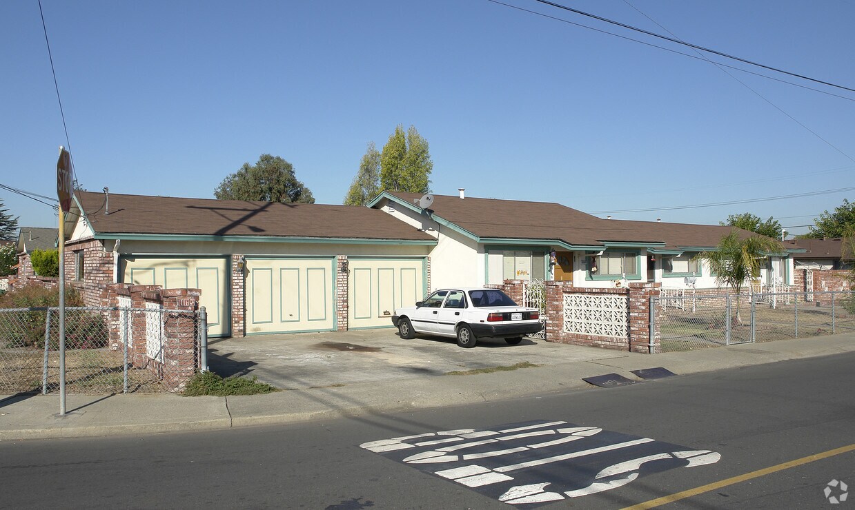 Primary Photo - 32207 Seneca St