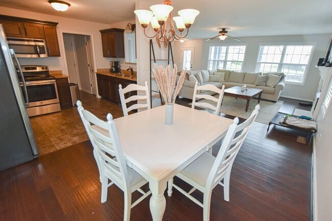 Building Photo - Pet Friendly Three Bedroom with Bonus!