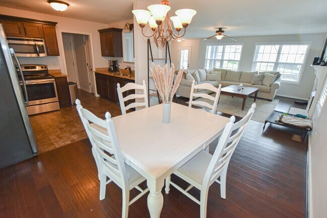 Foto del edificio - Pet Friendly Three Bedroom with Bonus!
