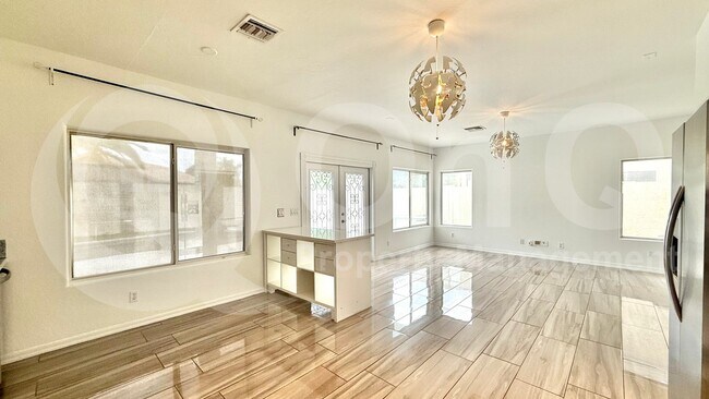 Foto del edificio - 1325 N Palmsprings Dr