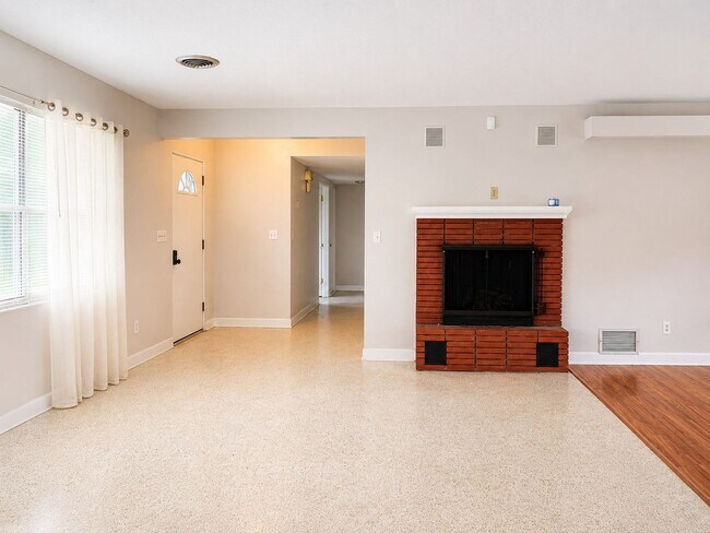 Building Photo - 3 Bedroom Plus Office and Bonus Room Near Downtown Oviedo