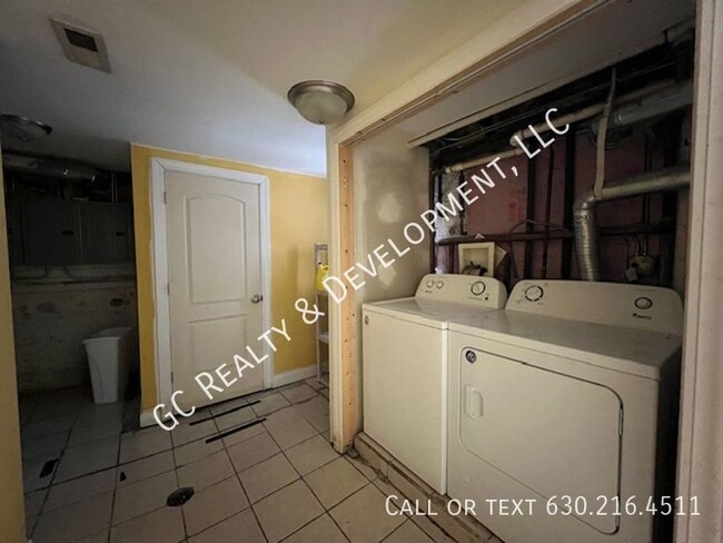Building Photo - ***UPDATED 3 BDRM / LAUNDRY IN BUILDING / ...