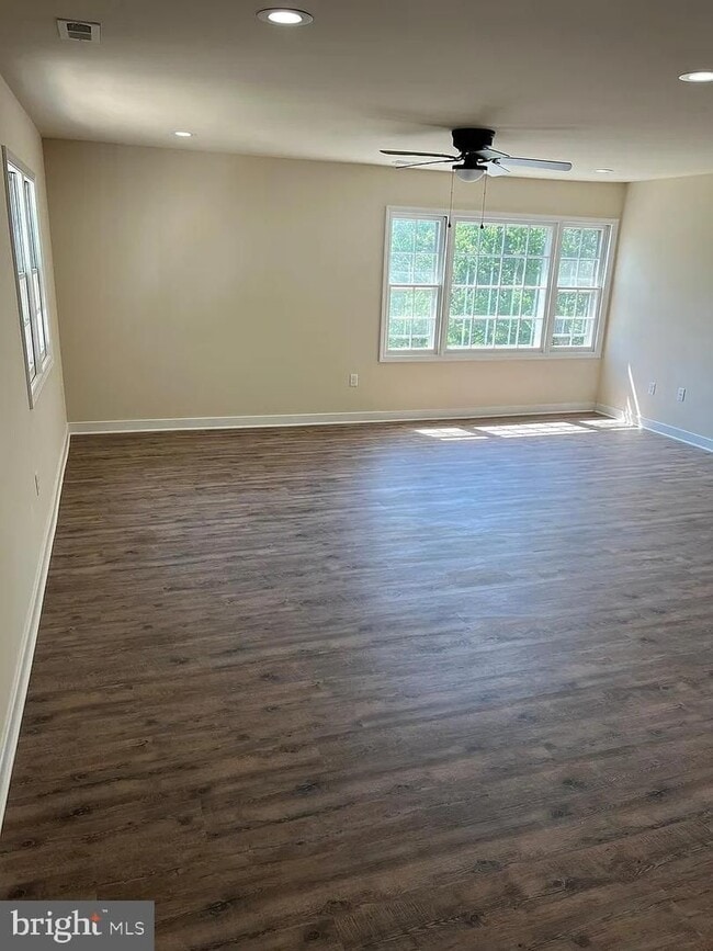 Building Photo - Updated Apartment