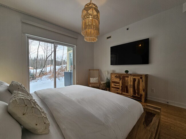 Building Photo - 227 Chem. des Quatre-Sommets