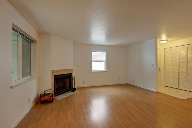 Building Photo - Beautiful 2 Bedroom Condo in Great Highlands Neighborhood!!