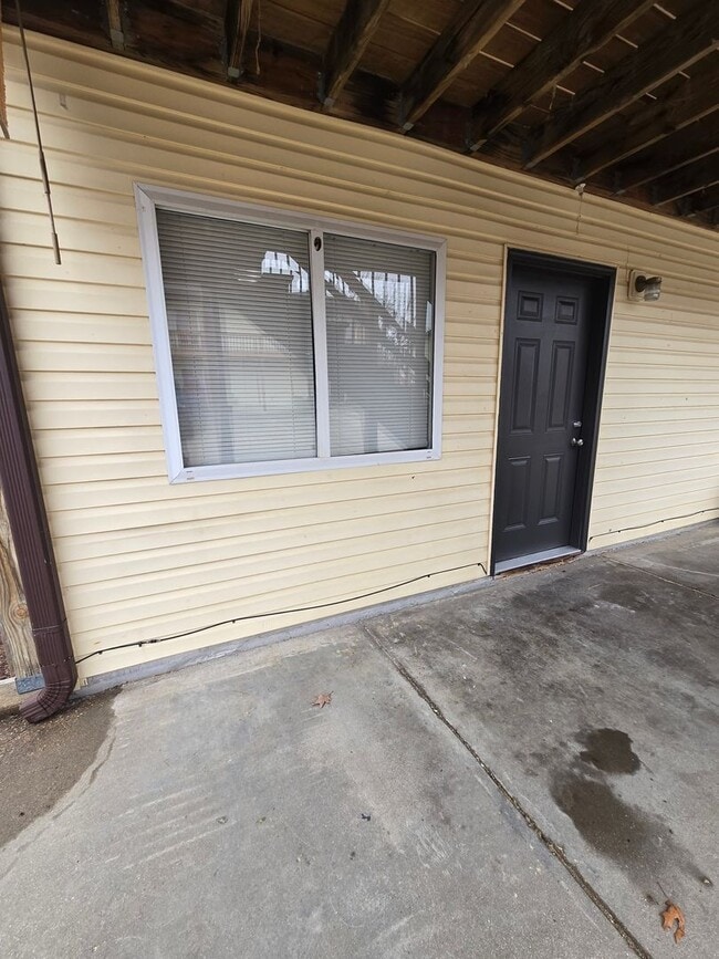 Building Photo - 2 Bedroom , 1 Bathroom Apartment!