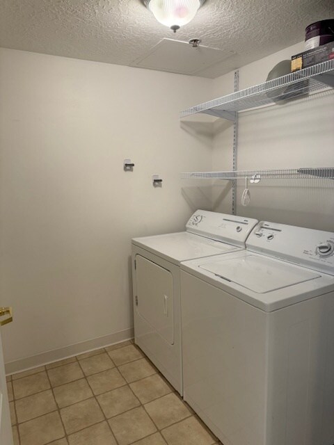 Washer and dryer room (in-unit) - 3075 E Kennedy Dr