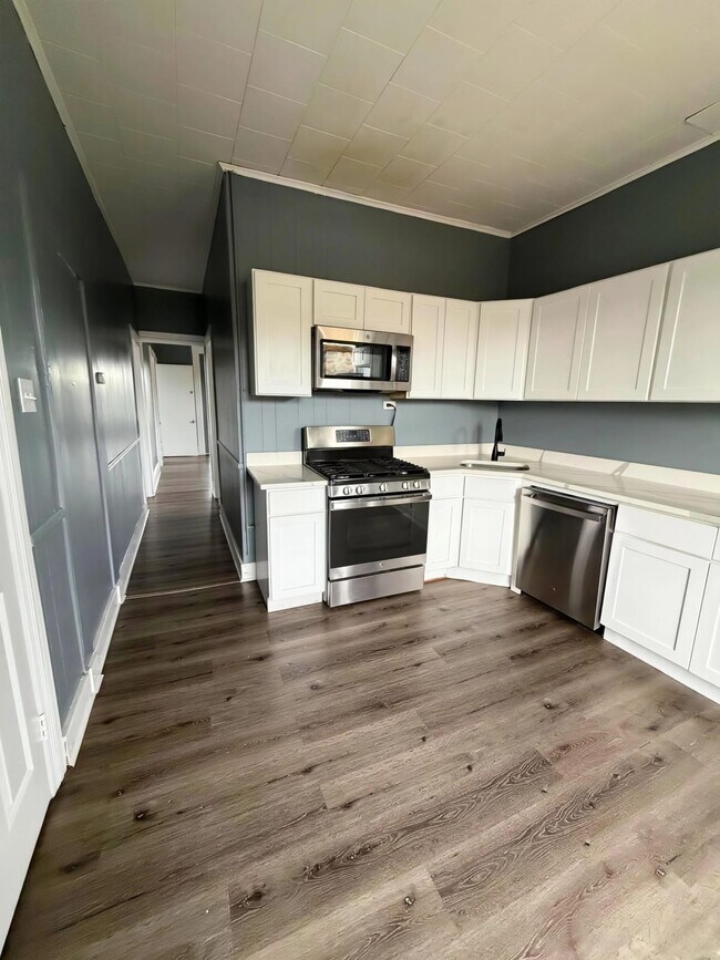 Building Photo - 204 1st St