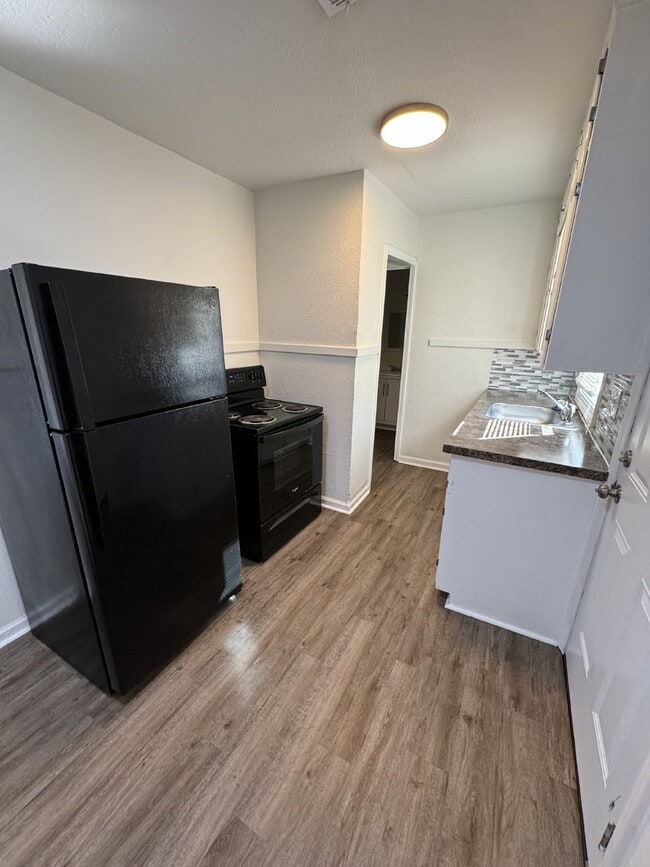 Building Photo - Newly Renovated 1 bedroom, 1 bathroom apar...