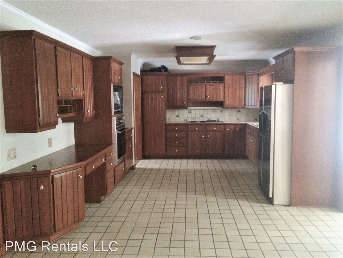 Primary Photo - 3 br, 2 bath Room For Rent - 205 Faculty Blvd