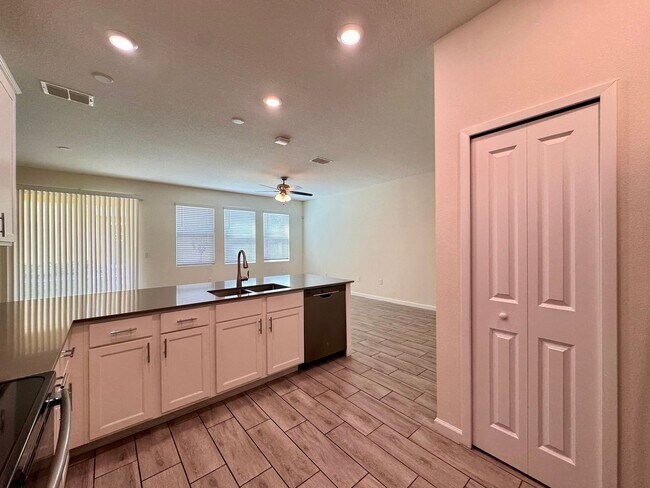 Building Photo - 3 Bedroom, 2.5 Bath East Orlando Townhome in Desirable Econ Trails!