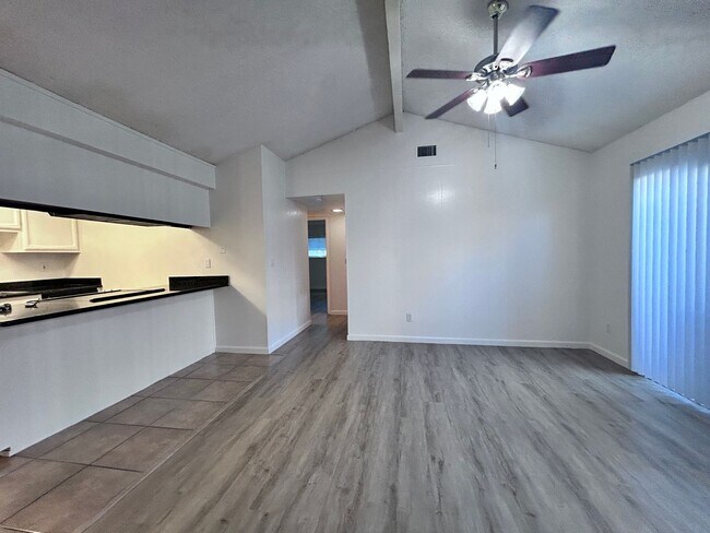 Foto del edificio - 6864-6866 Trovita Way