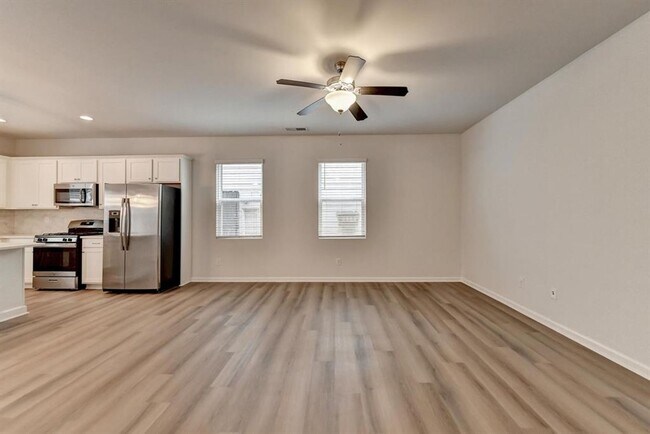 Foto del edificio - WOW! 3 bedroom 2.5 bathroom within walking...