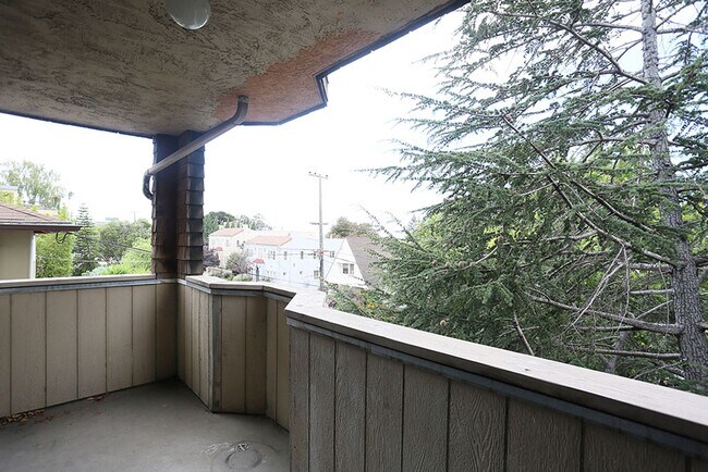 Building Photo - 394 Orange St