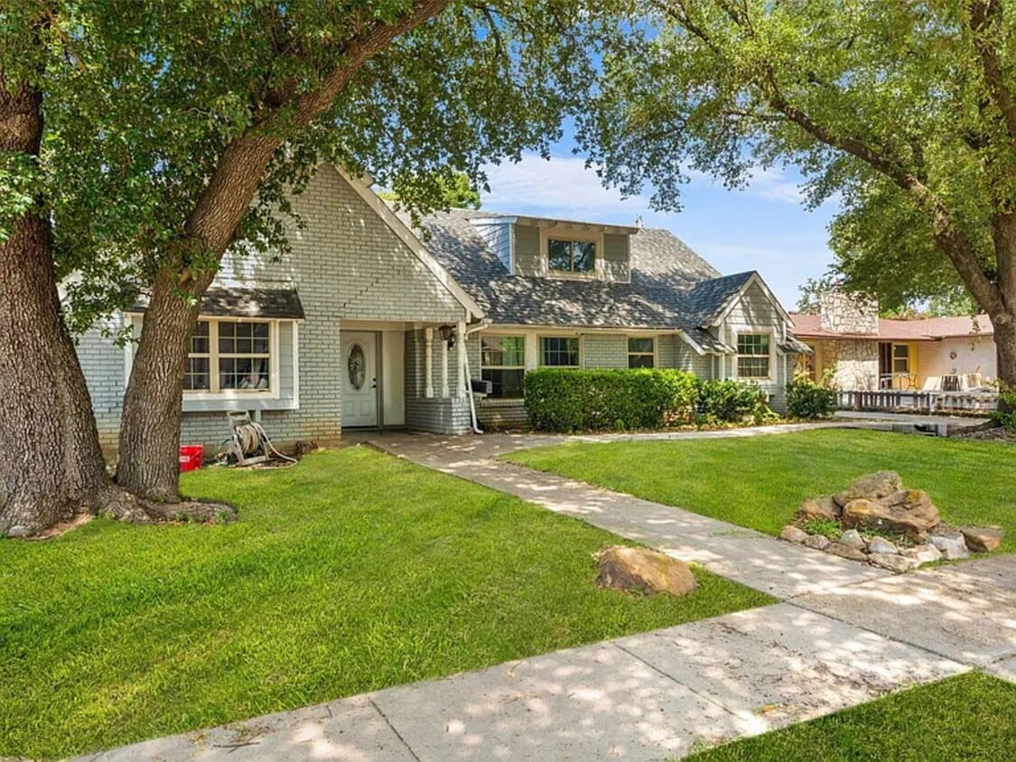 Foto principal - 2405 Summit Dr