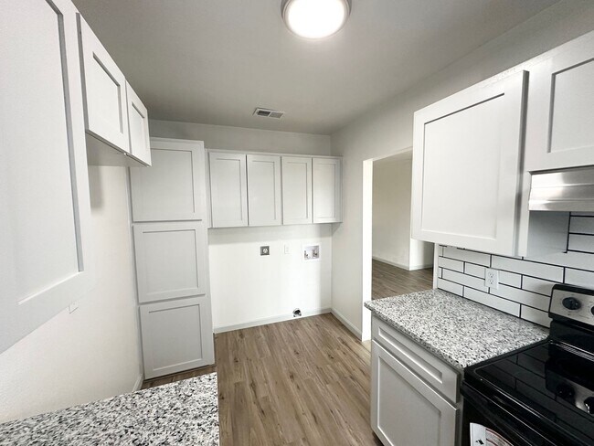 Building Photo - 2/1 apartment FIRST MONTHS RENT HALF PRICE