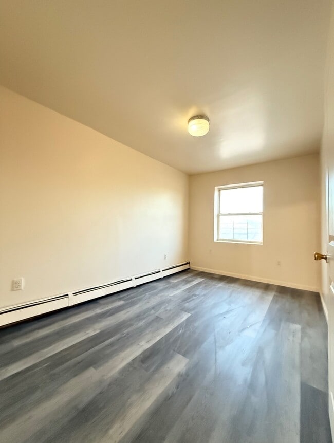 Foto del edificio - 22-92 Nameoke Ave