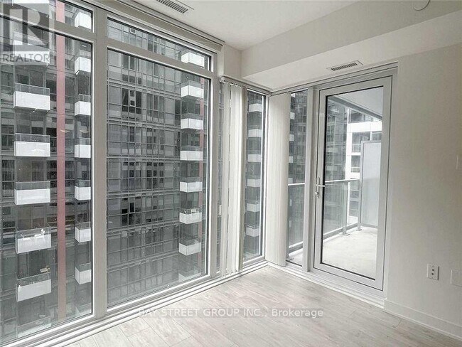 Photo du bâtiment - 576-5576 Front St W