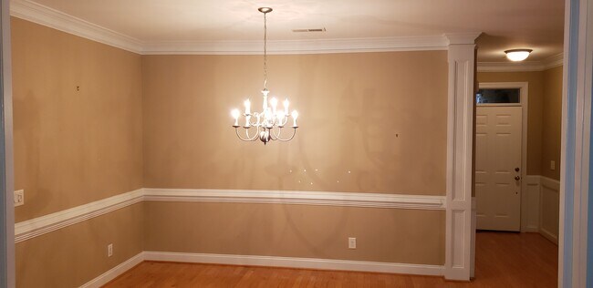 Building Photo - 315 St Nicholas Trl