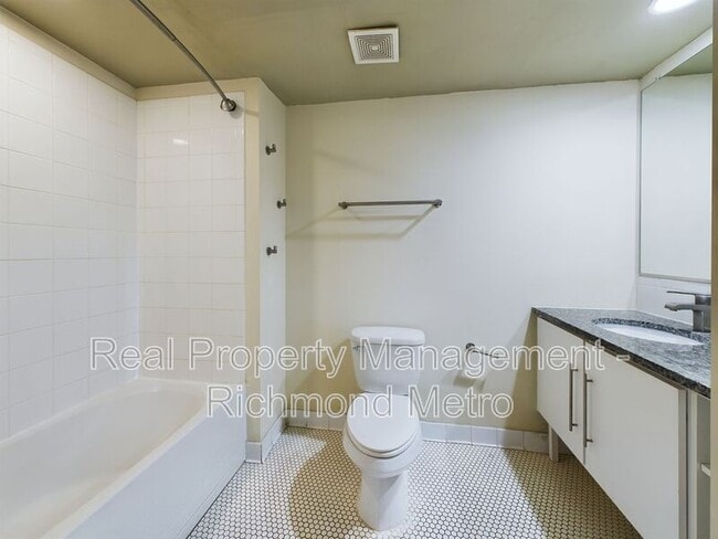 Building Photo - 815 Perry St