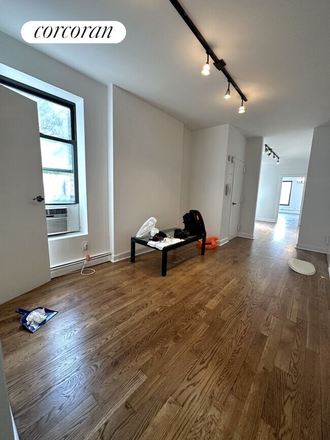 Foto del edificio - 359 W 53rd St