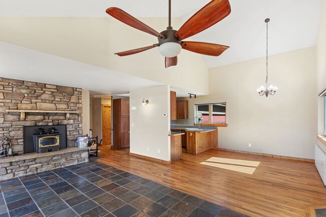 Building Photo - 708 Palisades Dr