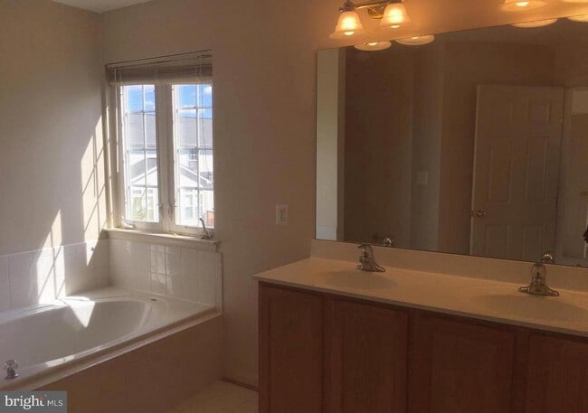 Building Photo - 7209 Bladen Pl