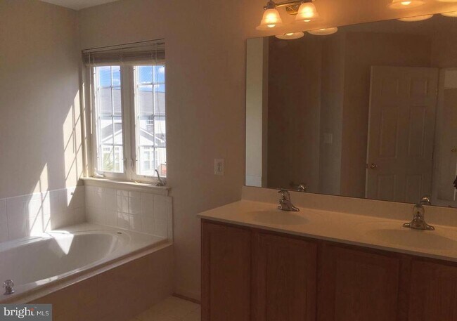 Foto del edificio - 7209 Bladen Pl