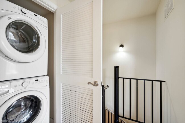 Foto del edificio - 3 br, 2 bath Triplex - 2129 N 17TH ST Unit B