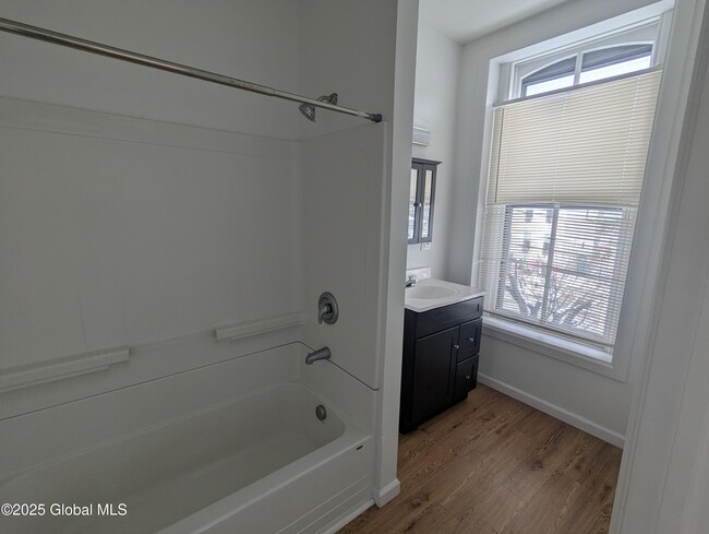 Foto del edificio - 372 Clinton Ave