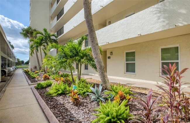 Building Photo - 225 Country Club Dr